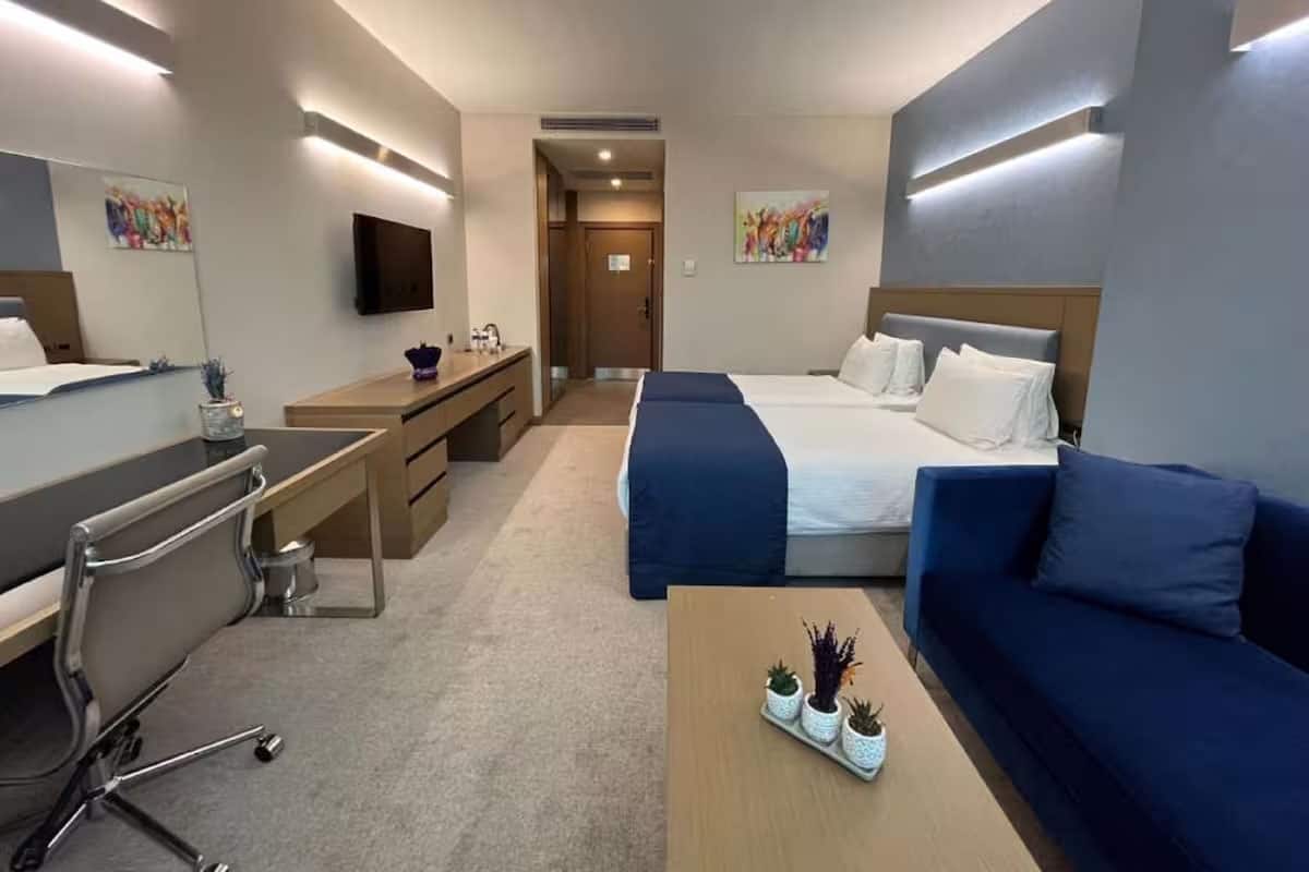 King-Superior-Zimmer 1 mit Bett und 1 getrennten Betten