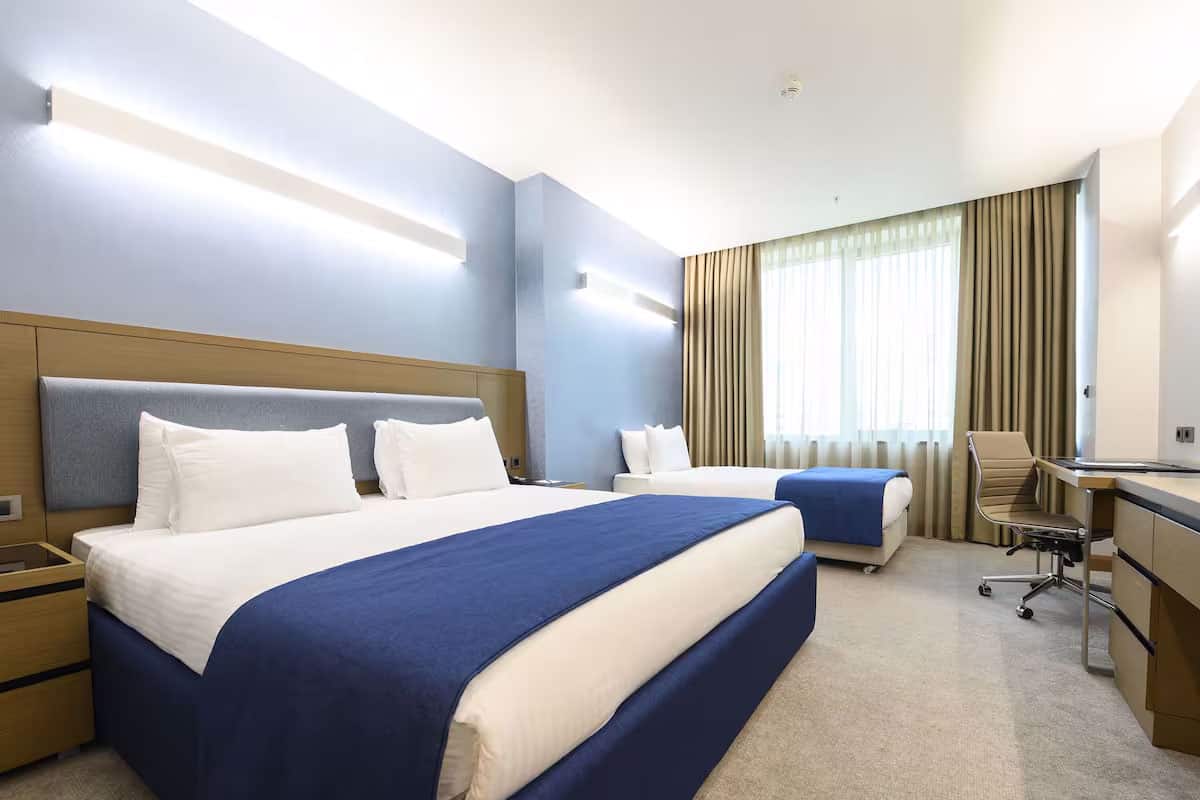 Deluxe-Zimmer mit 1 Kingsize-Bett und 1 Einzelbett