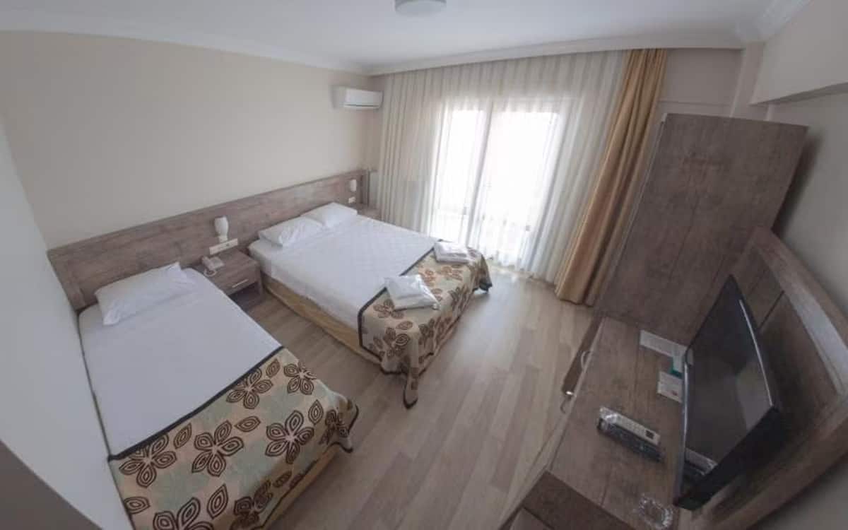Standard-Zimmer ohne Balkon, seitlicher Meerblick