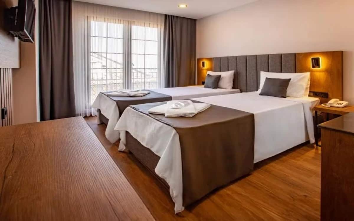 Zweibettzimmer, Straßenblick
