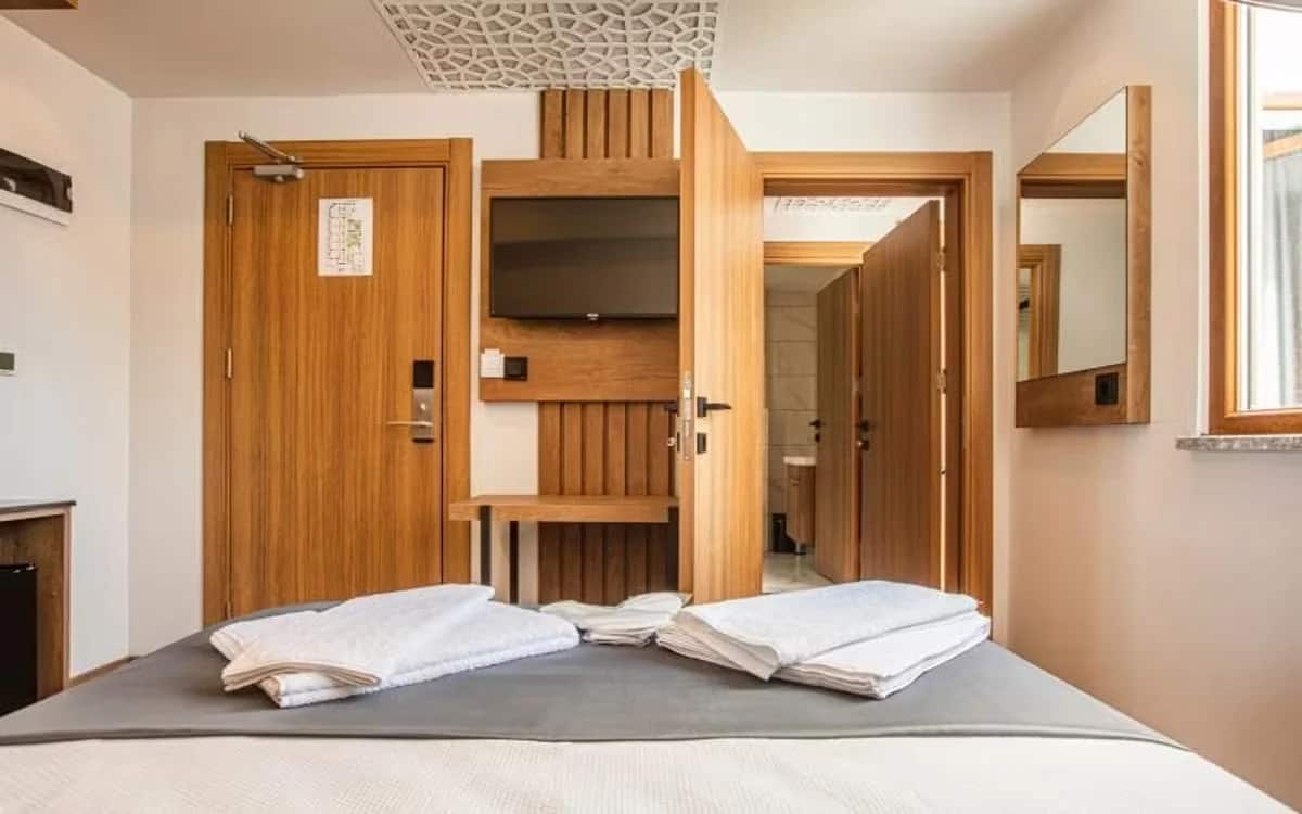 Verbindungszimmer, Straßenblick