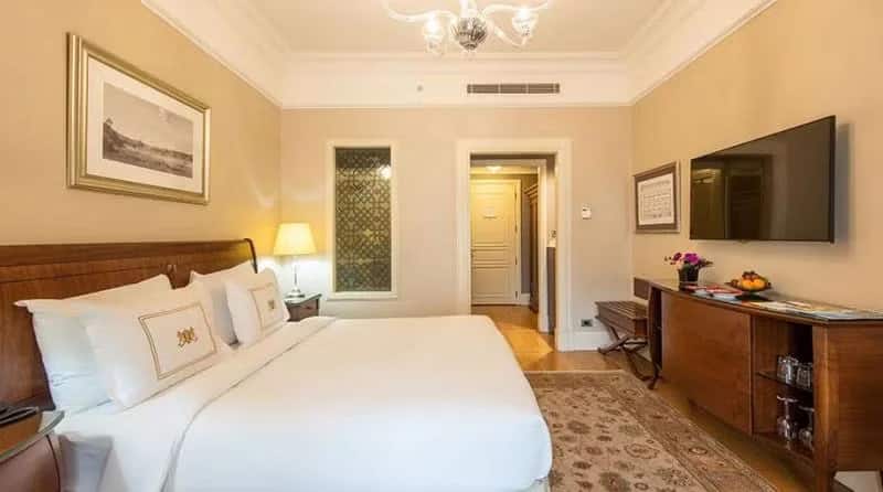 Deluxe-PERA-Zimmer mit breitem Bett