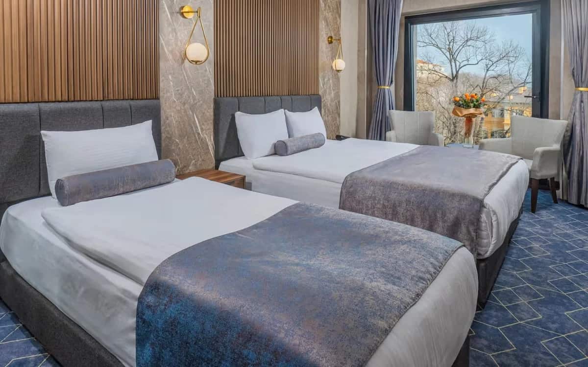 Standard-Dreibettzimmer, seitlicher Meerblick