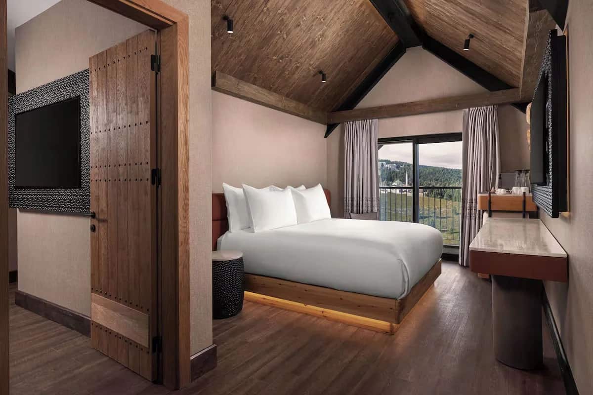 Familienzimmer mit Balkon und 1 Doppelbett, Bergblick