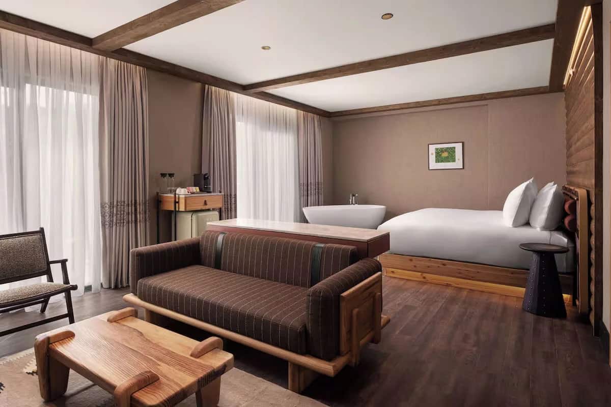 Suite 1 mit Kingsize-Bett und Balkon, Bergblick (Eckzimmer)