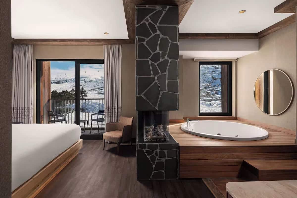 Suite 1 mit Kingsize-Bett, Bergblick (Zimmer mit Balkon)