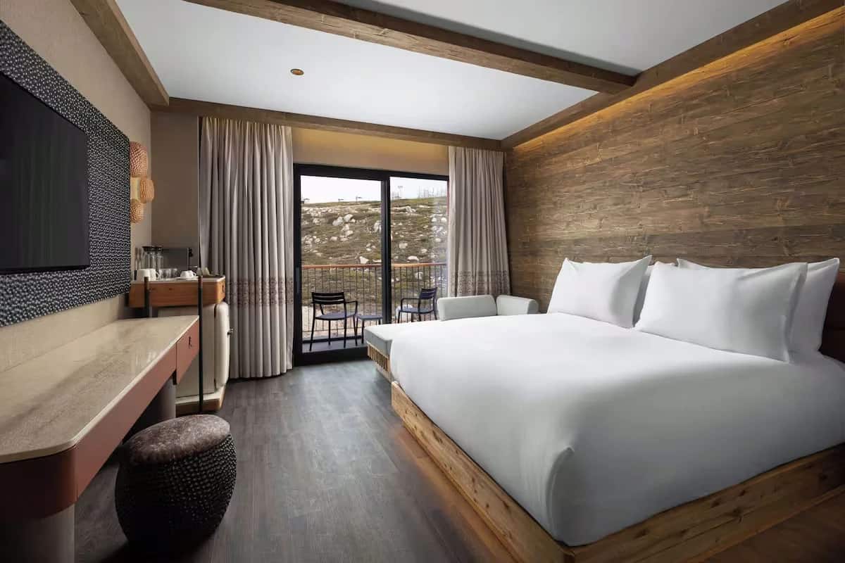 Superior-Zimmer 1 mit Kingsize-Bett und Balkon, Bergblick