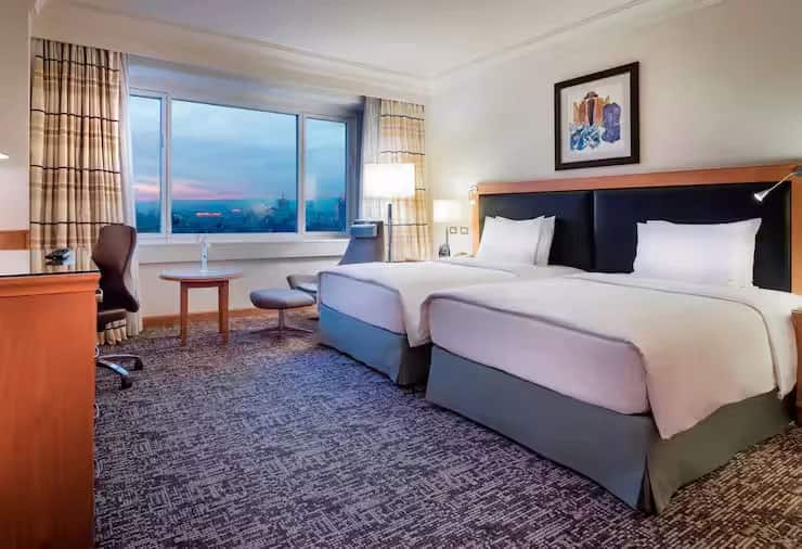 Zimmer mit getrennten Betten, Flussblick