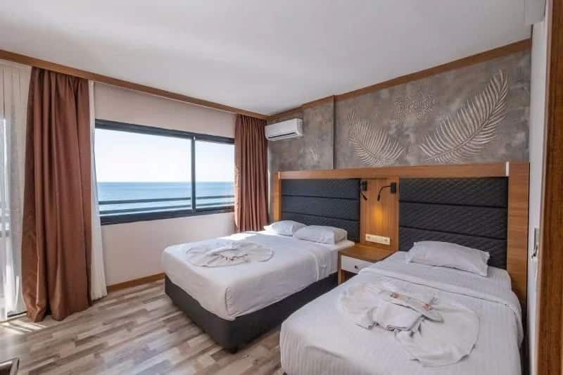 Üç Kişilik Oda, Deniz Manzaralı