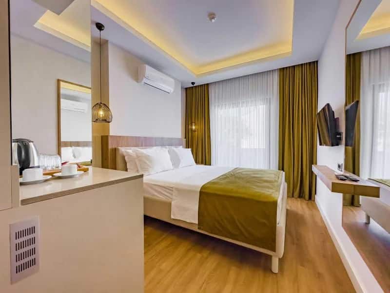 Deluxe Non-Smoking Room Room with Balcony, Sea View and City View