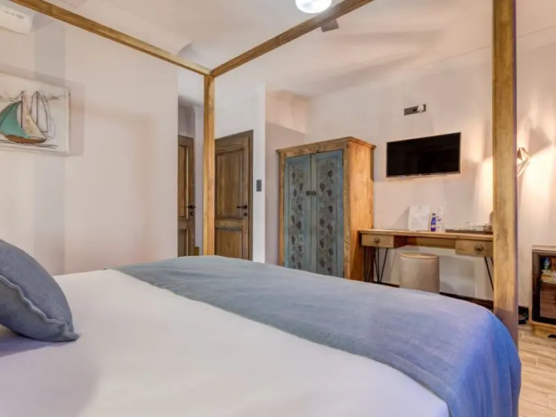 Parna Hotel ( 12+) 11