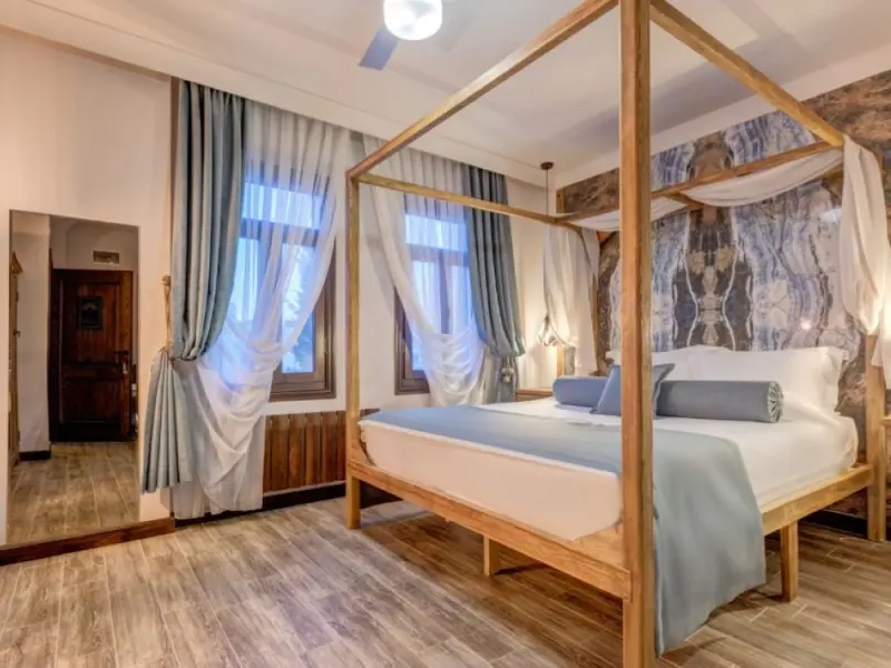 Parna Hotel ( 12+) 10