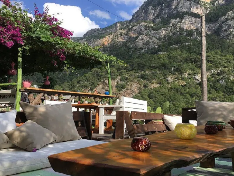 Turan Hill Lounge 9