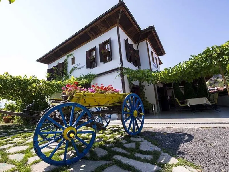 Çeşmeli Konak Hotel Garden 1