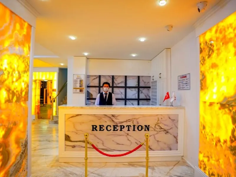 Grand White Hotel Batman 6