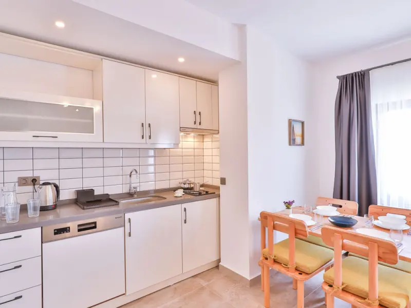 Thomas Suites 9