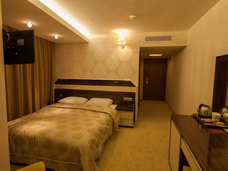 Armin Otel 12