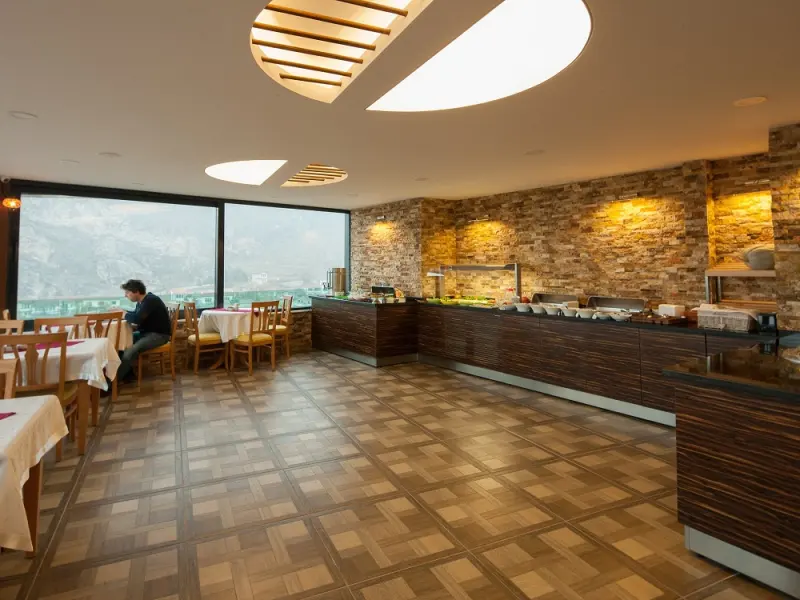 Armin Otel 4