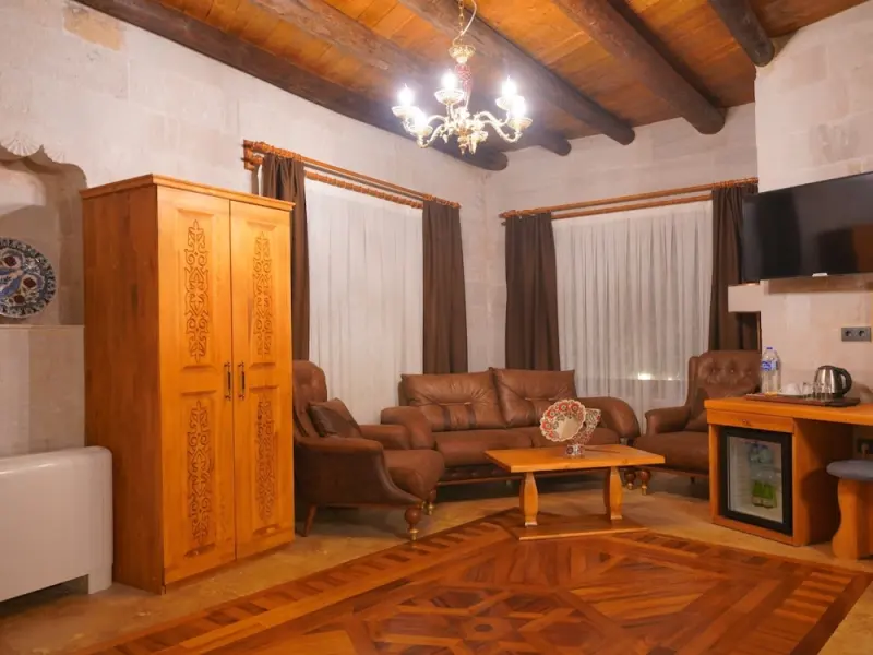 Secret Hill Cave Suites 18