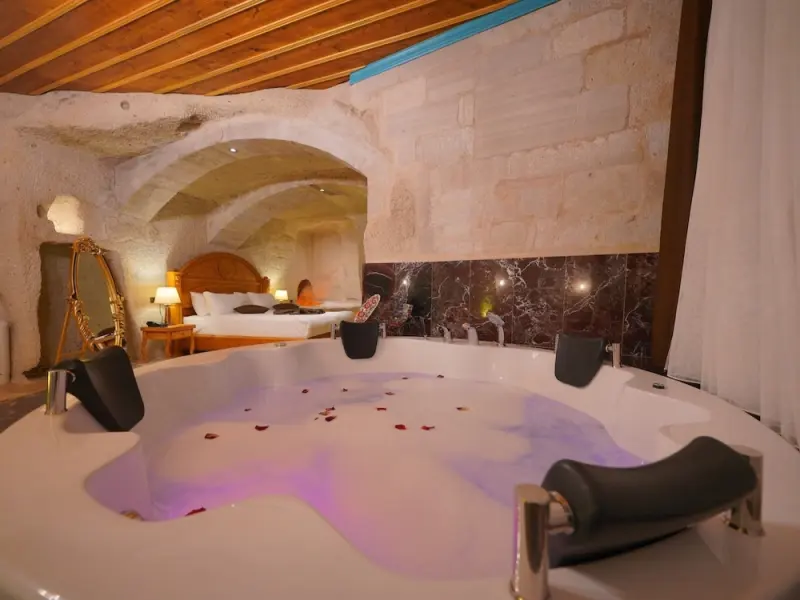 Secret Hill Cave Suites 20