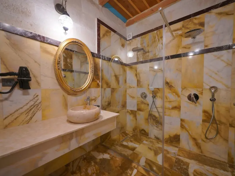 Secret Hill Cave Suites 10