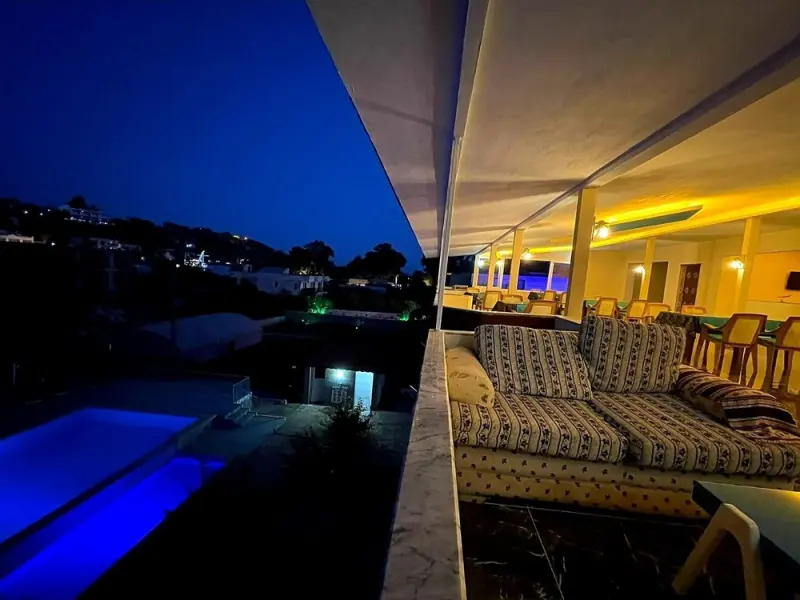 Rose Hotel 14
