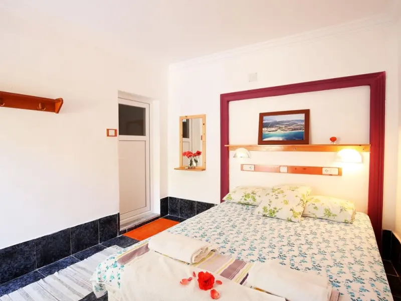 Rose Hotel 19