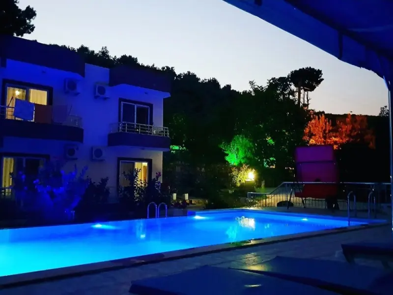 Rose Hotel 3