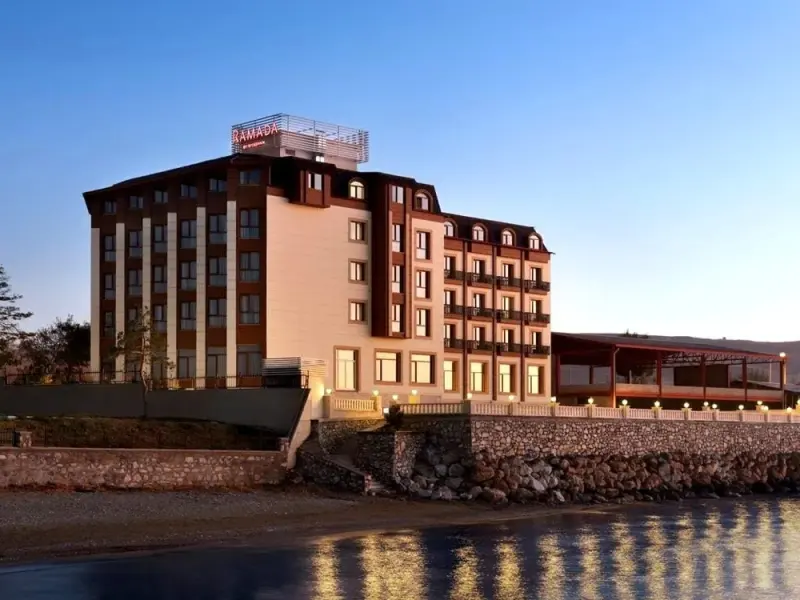 Ramada by Wyndham Van 1