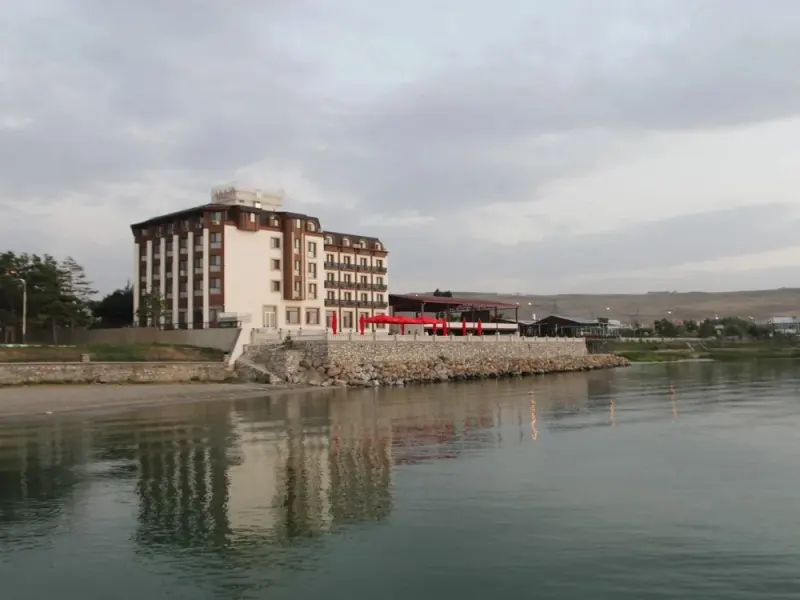 Ramada by Wyndham Van 11