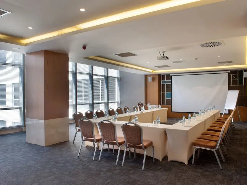ISG Airport Hotel 36