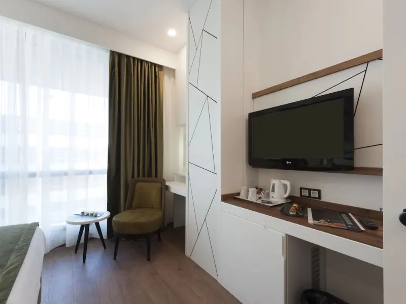 ISG Airport Hotel 9