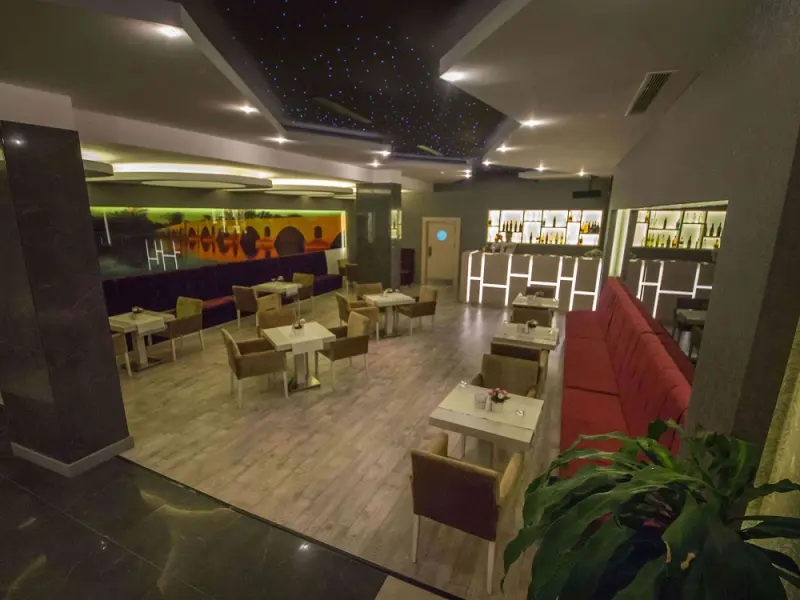 Hilly Hotel 15