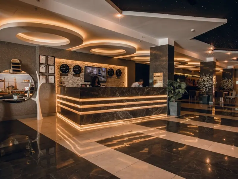 Hilly Hotel 16