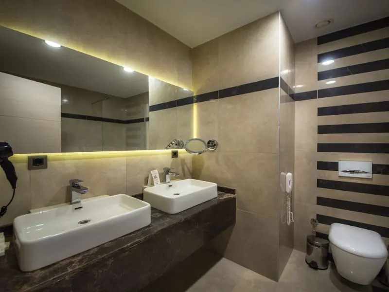 Hilly Hotel 18