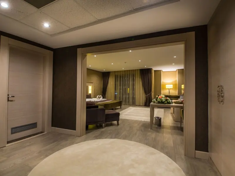 Hilly Hotel 19