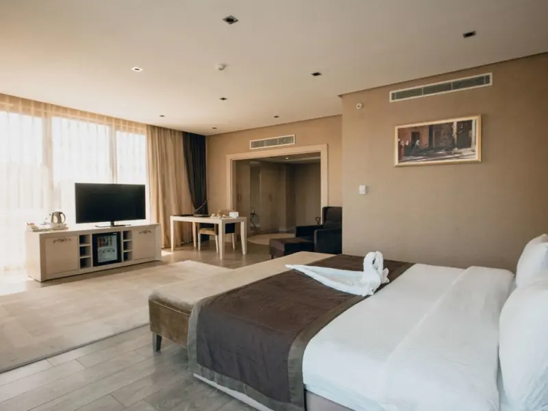 Hilly Hotel 20