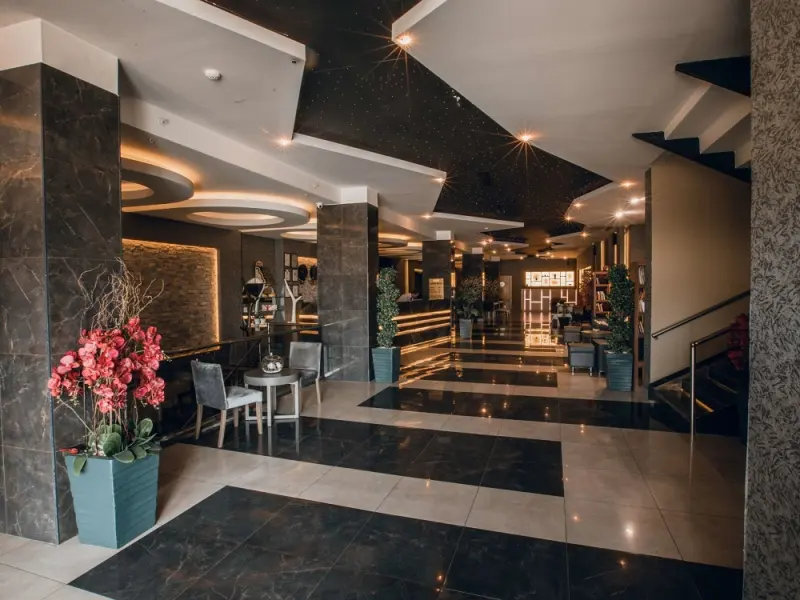 Hilly Hotel 7