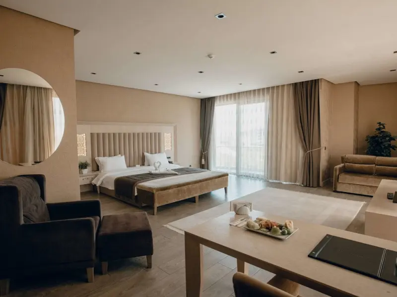 Hilly Hotel 10