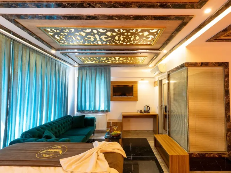 Holiday Business Suit Otel 18