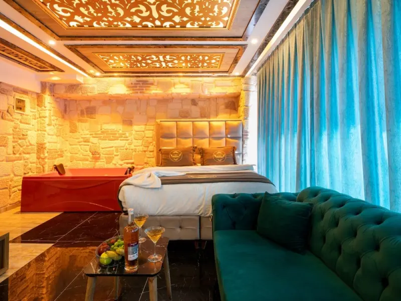 Holiday Business Suit Otel 8