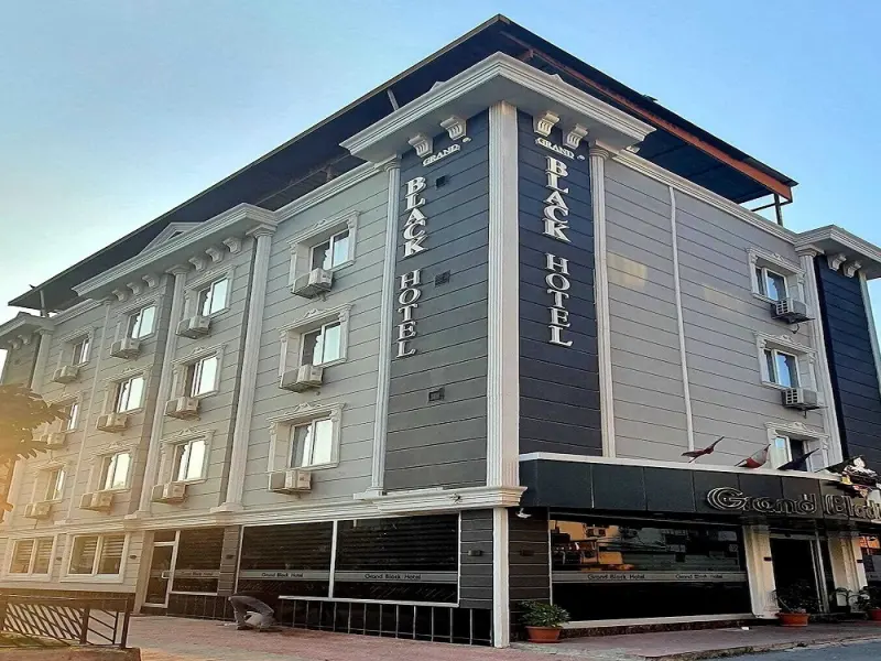 Grand Black Hotel 11