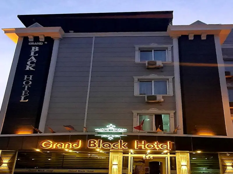 Grand Black Hotel 12