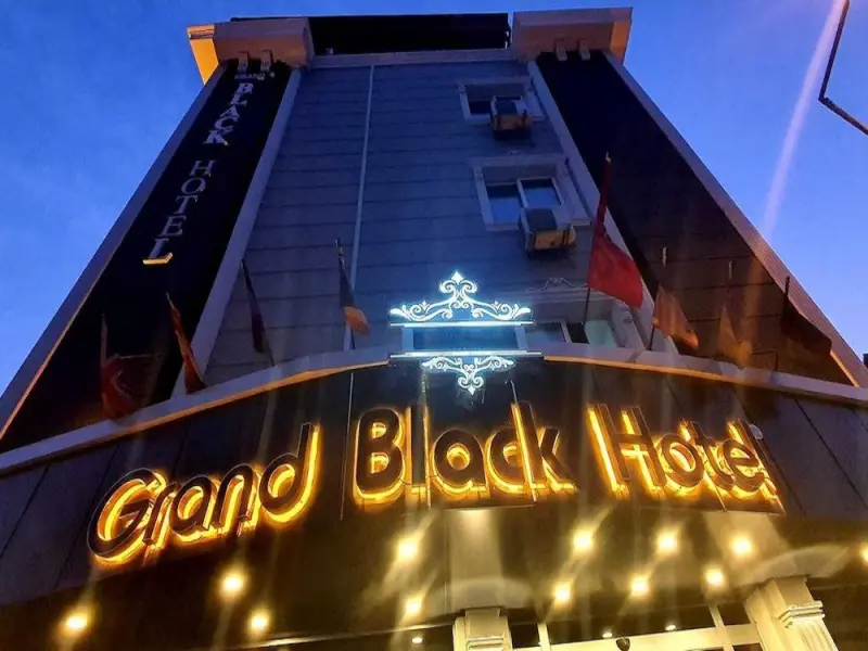 Grand Black Hotel 13