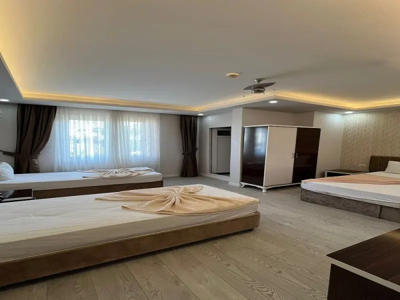 Grand Black Hotel 6