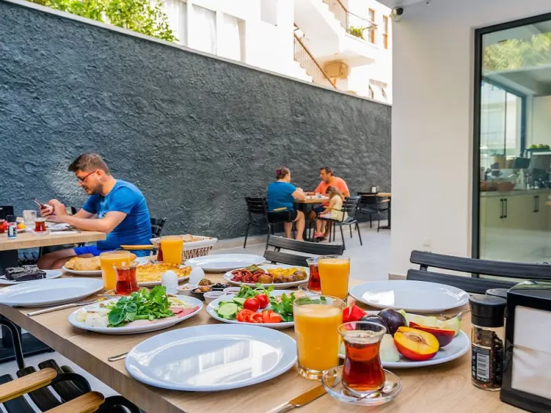 Leonis Hotel 8