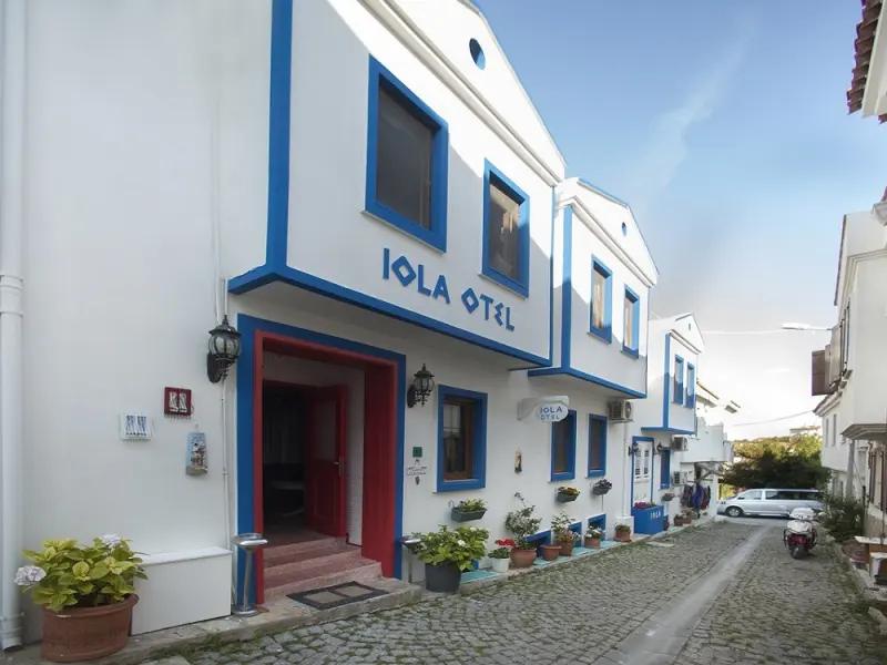 Iola Otel 1