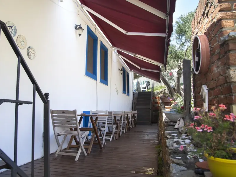 Iola Otel 12