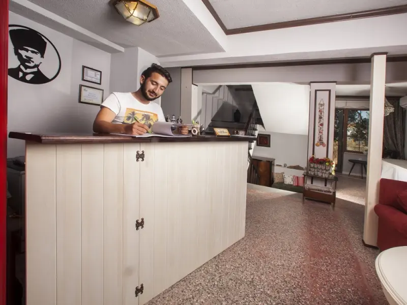 Iola Otel 13