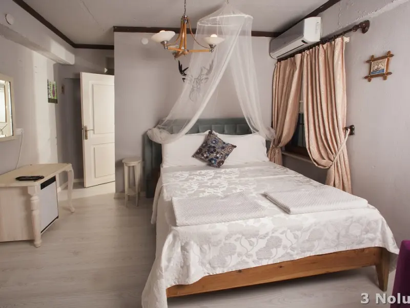 Iola Otel 18